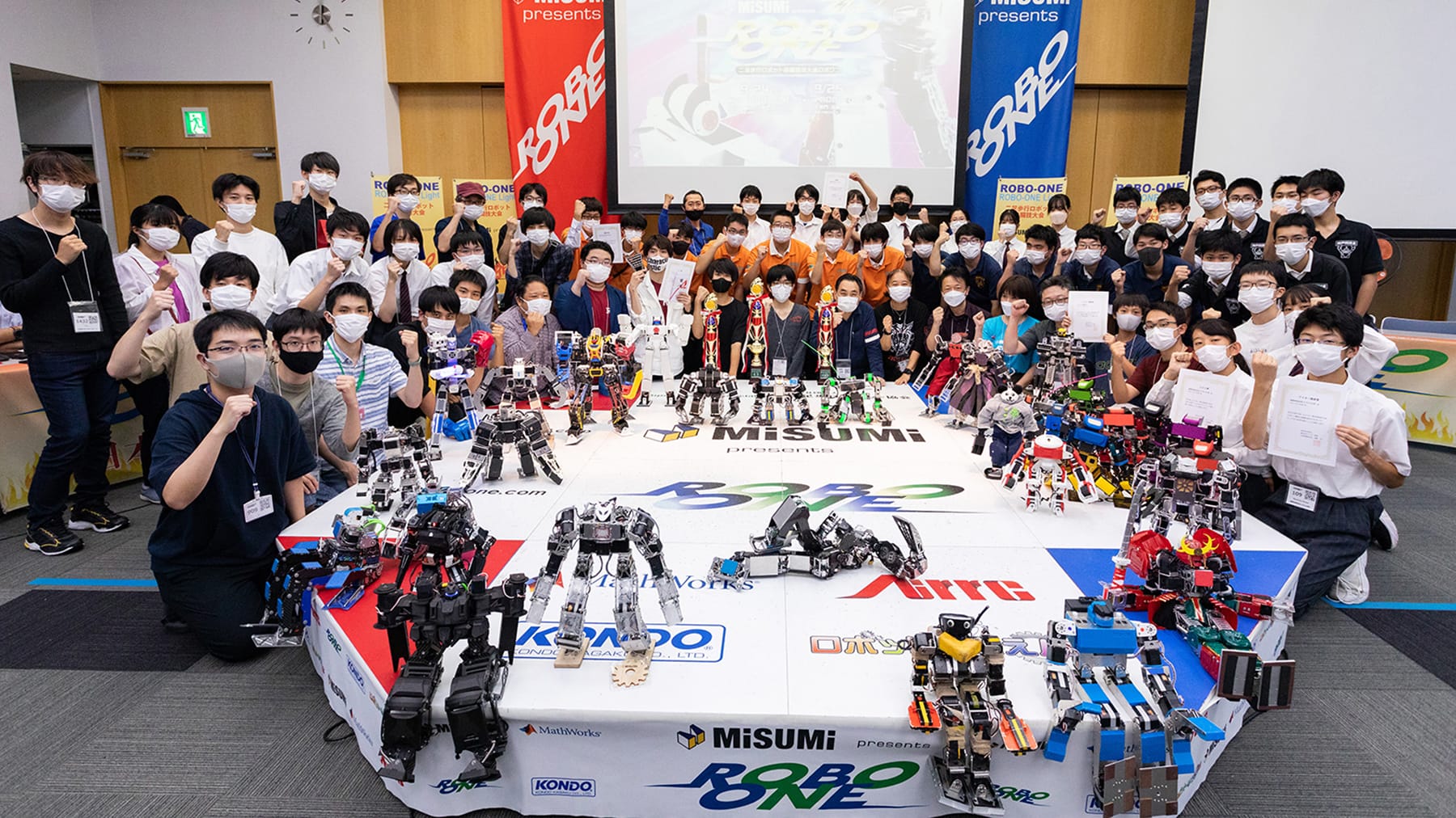 二足歩行ロボット格闘競技大会（通称：ROBO-ONE）の様子