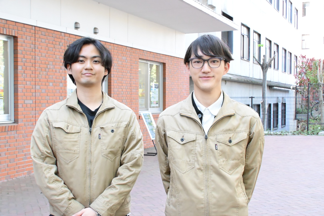 サークル棟の前で、（左から）内田さん、川俣さん