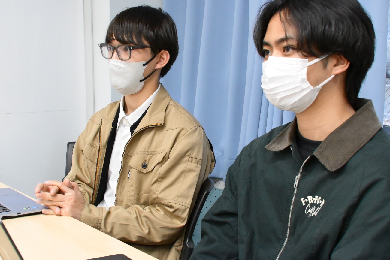 インタビューに応じる、（左から）川俣さん、内田さん