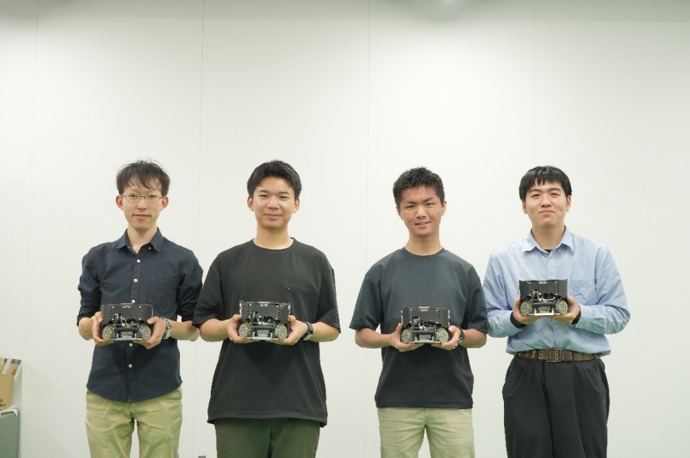 左から菅谷さん、馬場さん、杉山さん、中東さん　自作のロボットとともに