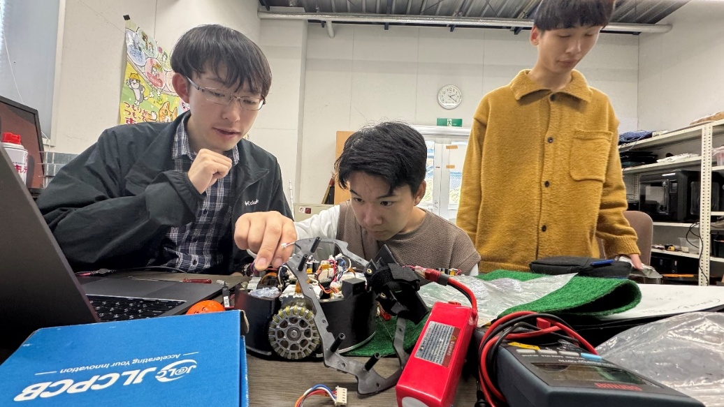 真剣な表情で製作するメンバー