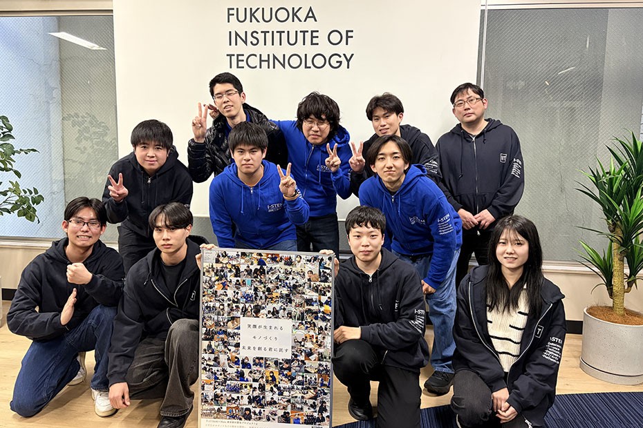 プロジェクトチームのメンバー。赤穂さん(前列左から2番目)、谷内さん（同3番目）、下戸准教授（後列右端）。