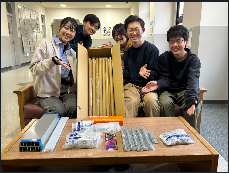 ミスミものづくり支援で受け取った部品を紹介するAiMEiBAのメンバー