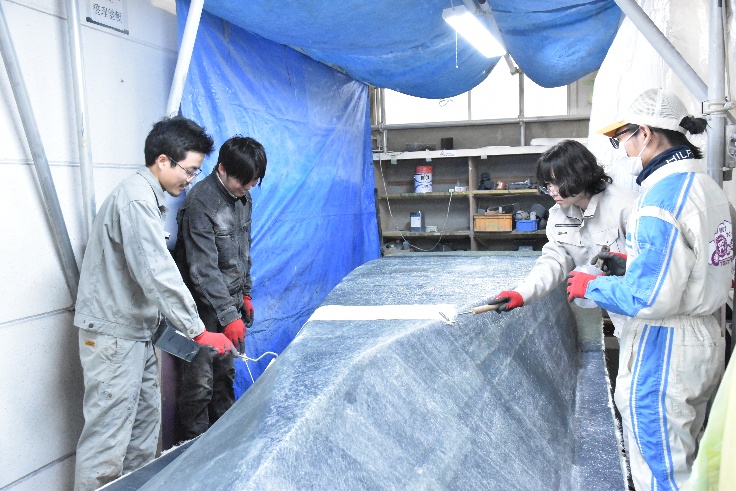 新マシンの車体に樹脂を塗布