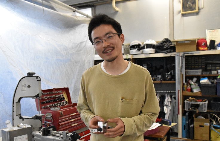 インタビューに応じた大島さん。将来は新素材の実用化に携わりたいと意気込む